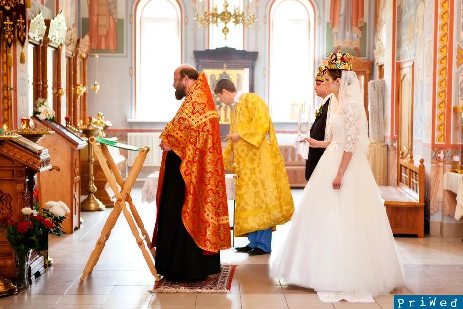 в каком платье венчаются в церкви. красивое венчание. таинство венчания в православной церкви. венчание брака в церкви. венчание.