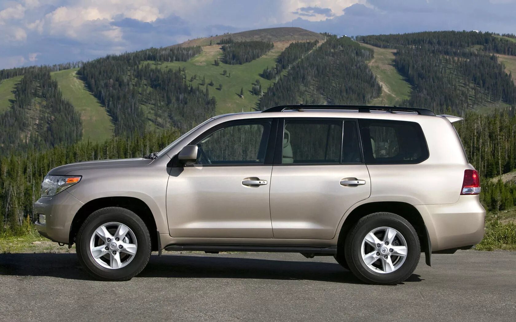 Land cruiser сколько сил. Toyota land cruiser d-4d 2007. toyota land cruiser сбоку. toyota land cruiser 200 бок. тойота ленд крузер 200 вид сбоку.