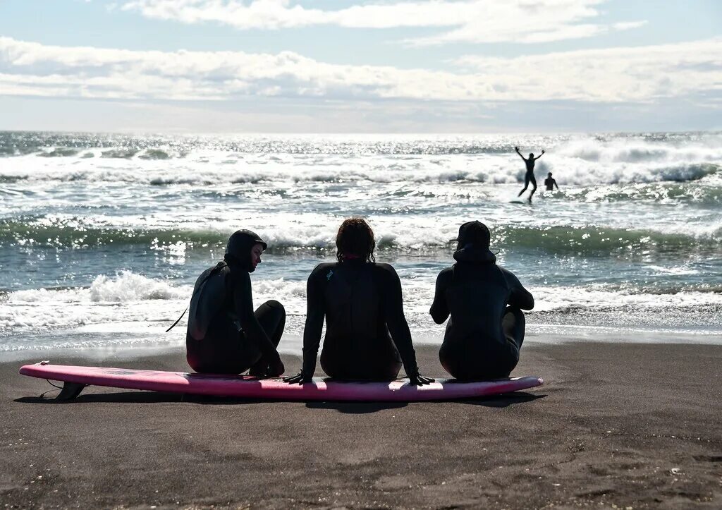 Серф кэмп камчатка. Камчатка серфинг quiksilver. Камчатка серф кэмп. Халактырский пляж камчатка серфинг. Школа серфинга на камчатке.