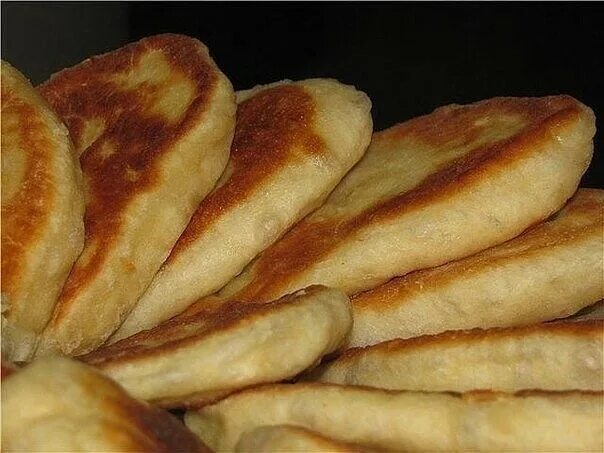 Жареные пирожки на сковороде с картошкой кефире. Пирожки с картошкой жареные. пирожки с картошкой на кефире. тонкие жареные пирожки с картошкой. тонкие пирожки с картошкой на сковороде.
