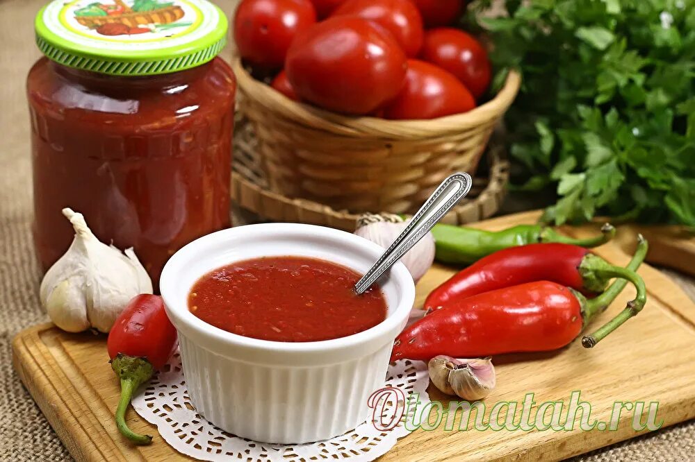 Домашний кетчуп из помидор перца болгарского. Соус сацебели острый. Томатный соус сацебели. Соус сацебели Ингредиенты. Томатная паста кетчуп.