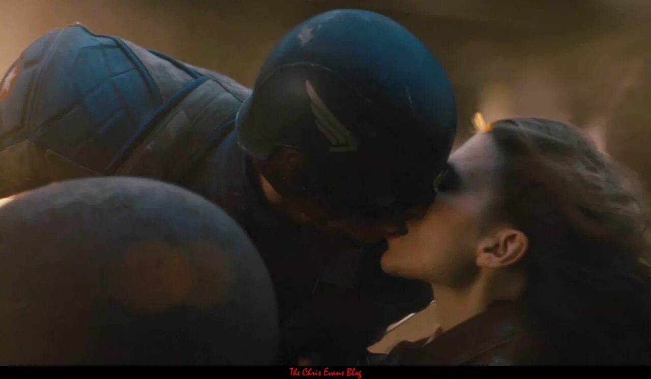 Капитан Америка и Пегги Картер поцелуй. Капитан Америка и Наташа Романофф поцелуй. Стив Роджерс и Пегги Картер поцелуй. Стив Роджерс поцелуй. Поцелуй вдовы