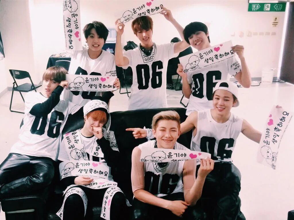 Дата бтс. Bts с днем рождения. bts поздравляют с днем рождения. поздравляю бтс. открытка бтс с днем рождения.