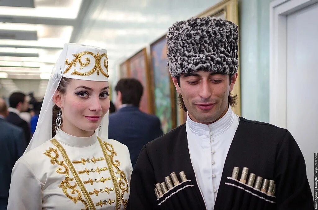 Представитель народа с кавказа. Народы северного кавказа ингуши. национальный костюм народов ингушетии. чеченцы ингуши аварцы. народы кавказа костюмы ингуши.
