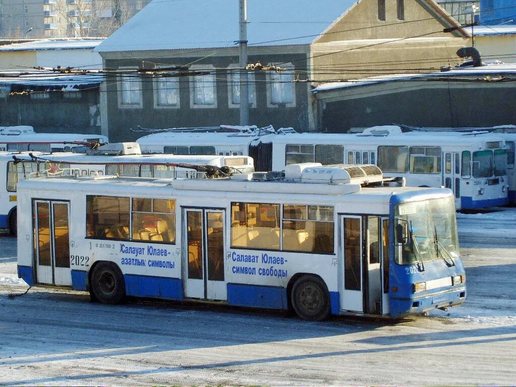 Зиу 6205. Троллейбусное депо пенза. Троллейбусное депо 2 уфа. Троллейбусное депо 1 уфа. Списанные зиу-682.