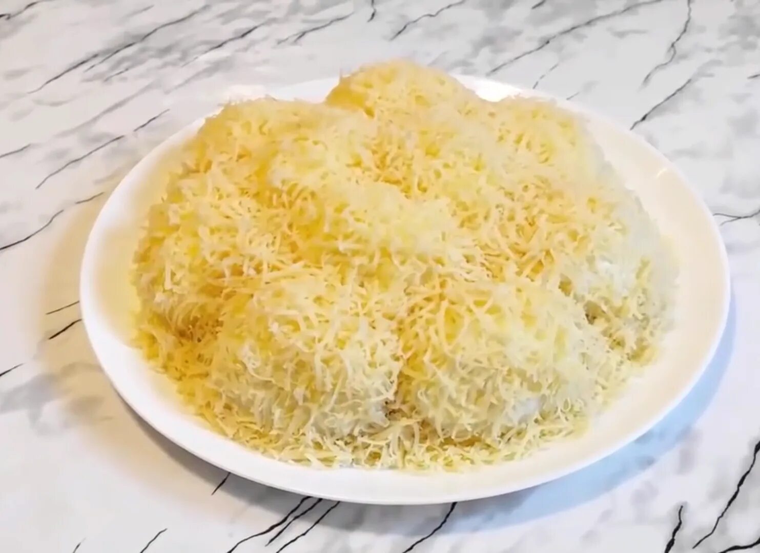 Снежные сугробы с курицей и грибами. Салат снежные сугробы. салат сугроб с курицей. салат сугробы пошаговый. салат снежок.