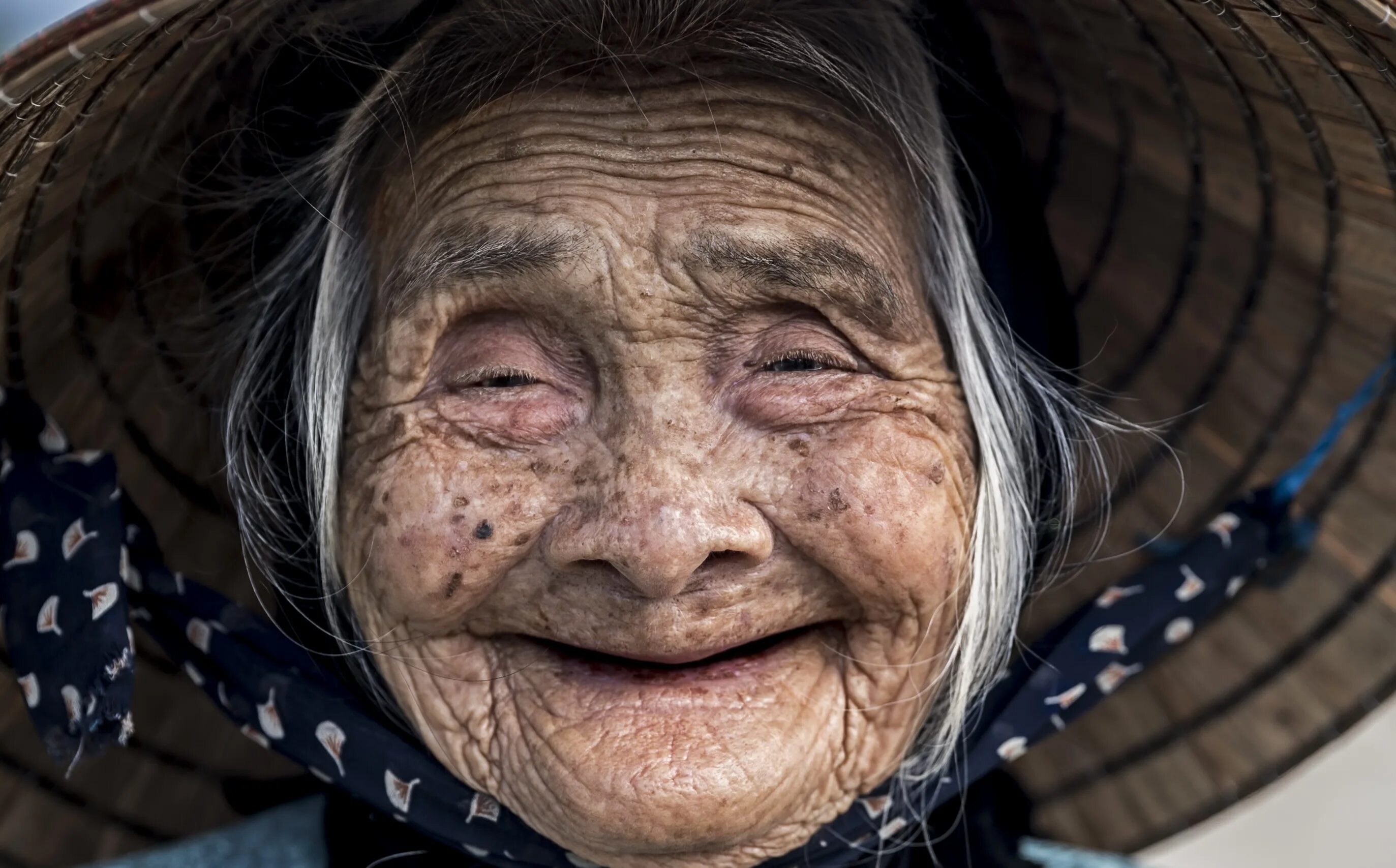Старую старуху старик. Морщинистая старушка. Старая бабушка улыбается. Старая морщинистая женщина.