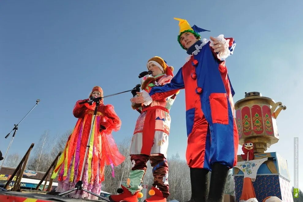 скоморохи на масленицу. скоморохи на масленицу. народные гуляния скоморохи. скоморохи. выход скоморохов на масленицу.