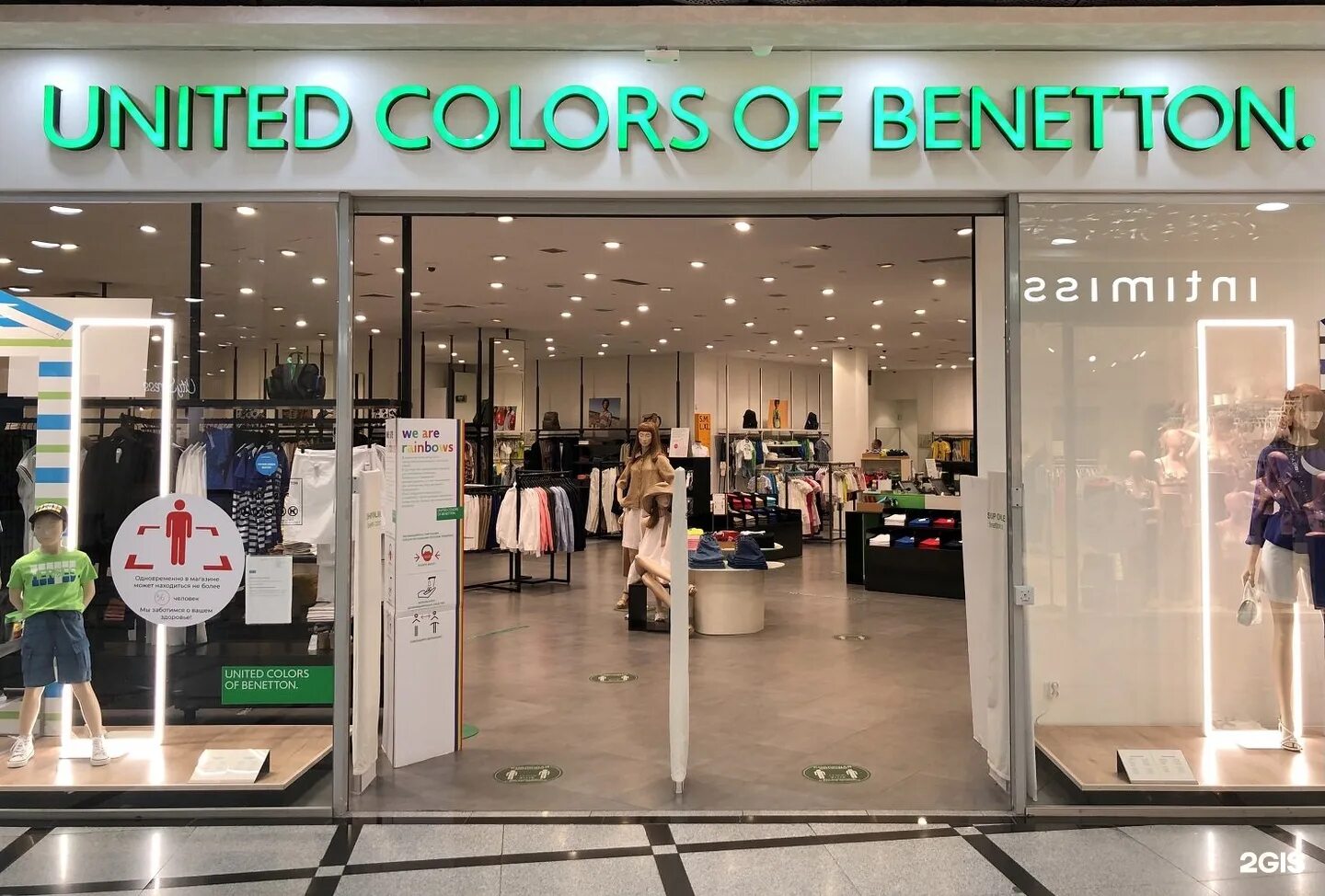 Бенеттон магазин одежды. Магазин united. United colors of benetton магазин. Бенеттон магазин одежды. Халат united colors of benetton.