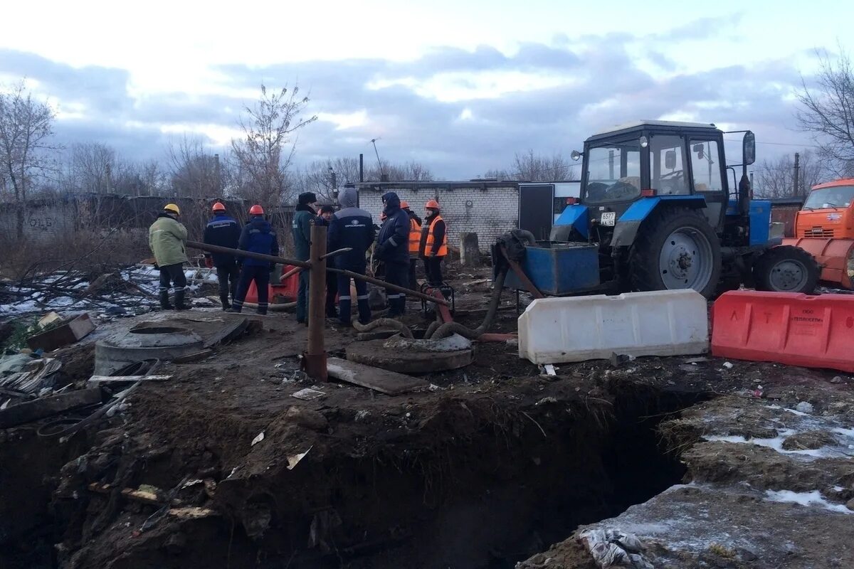 Лужи в автозаводском районе нижнего новгорода сейчас. Прорвало коллектор в нижнем новгороде. Воду дали на автозаводе. Фото пешеходов на пешеходном переходе. Прорвало трубу.