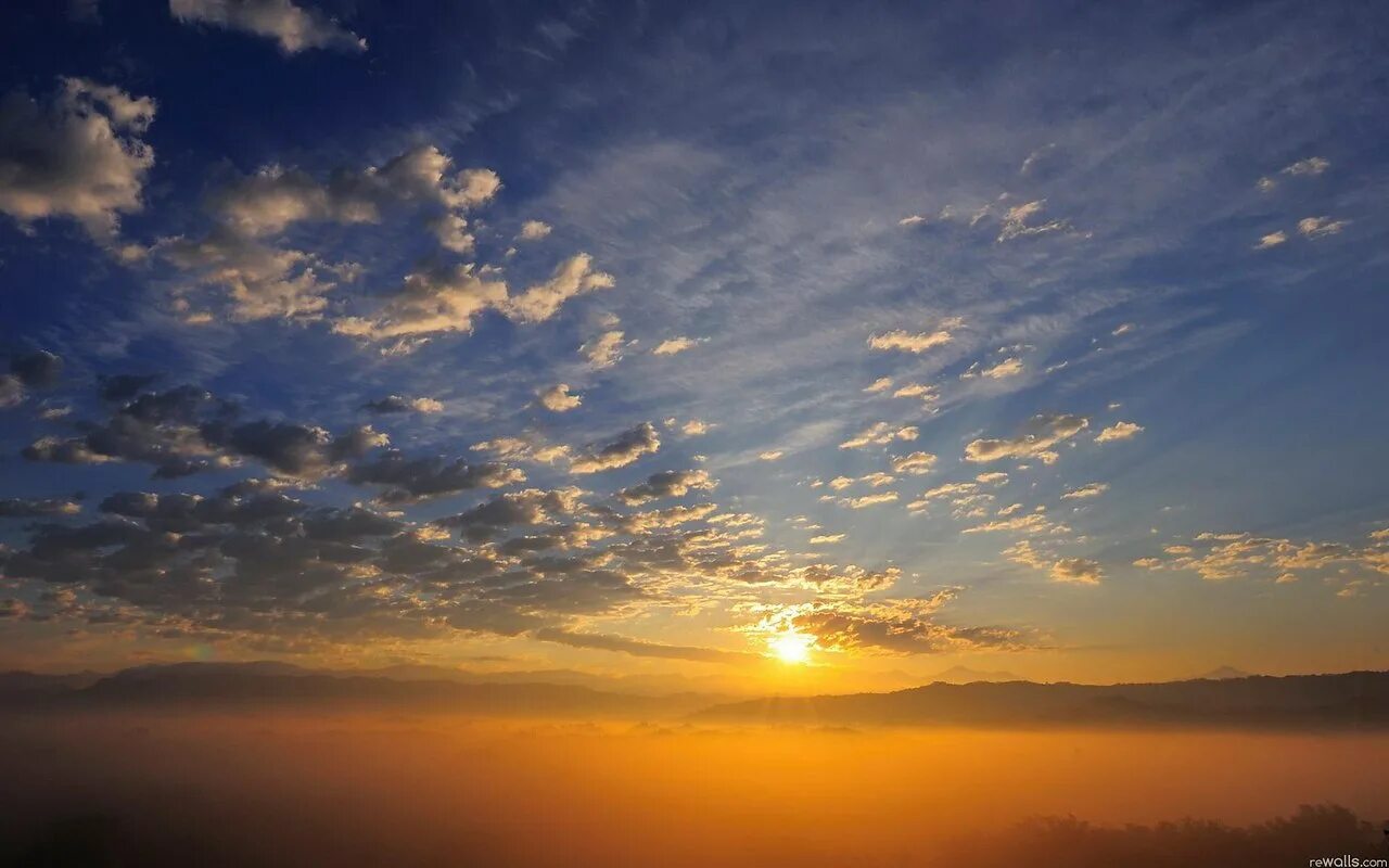Солнце выходит из-за туч. Небо общее солнце общее. Небо солнце. Небо общее солнце общее. Закатное небо.