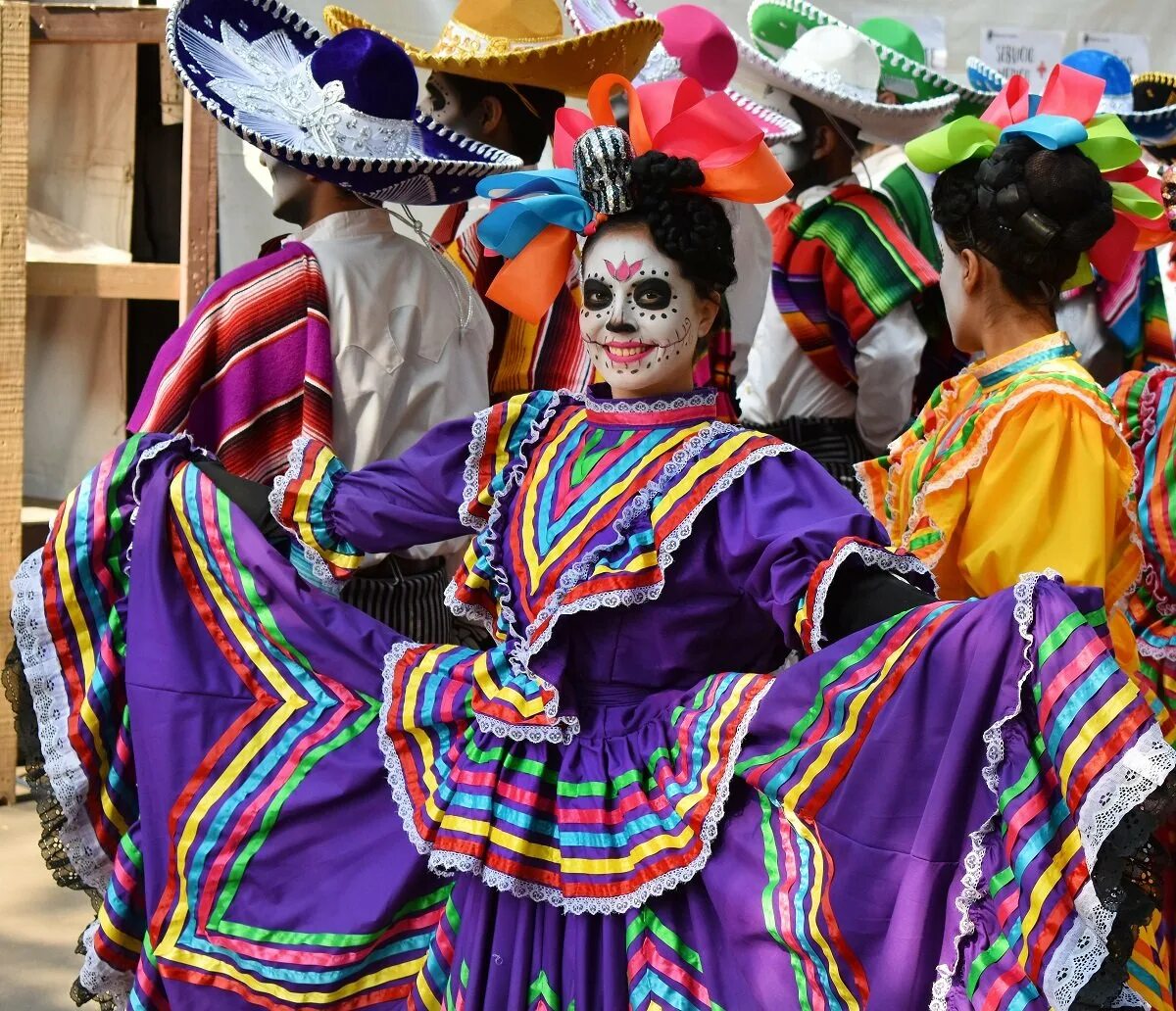 Особенности быта мексики. Мексика Гуанахуато карнавал. Мексика карнавал в Сомбреро. Латинская Америка Мехико. Мехико карнавал.