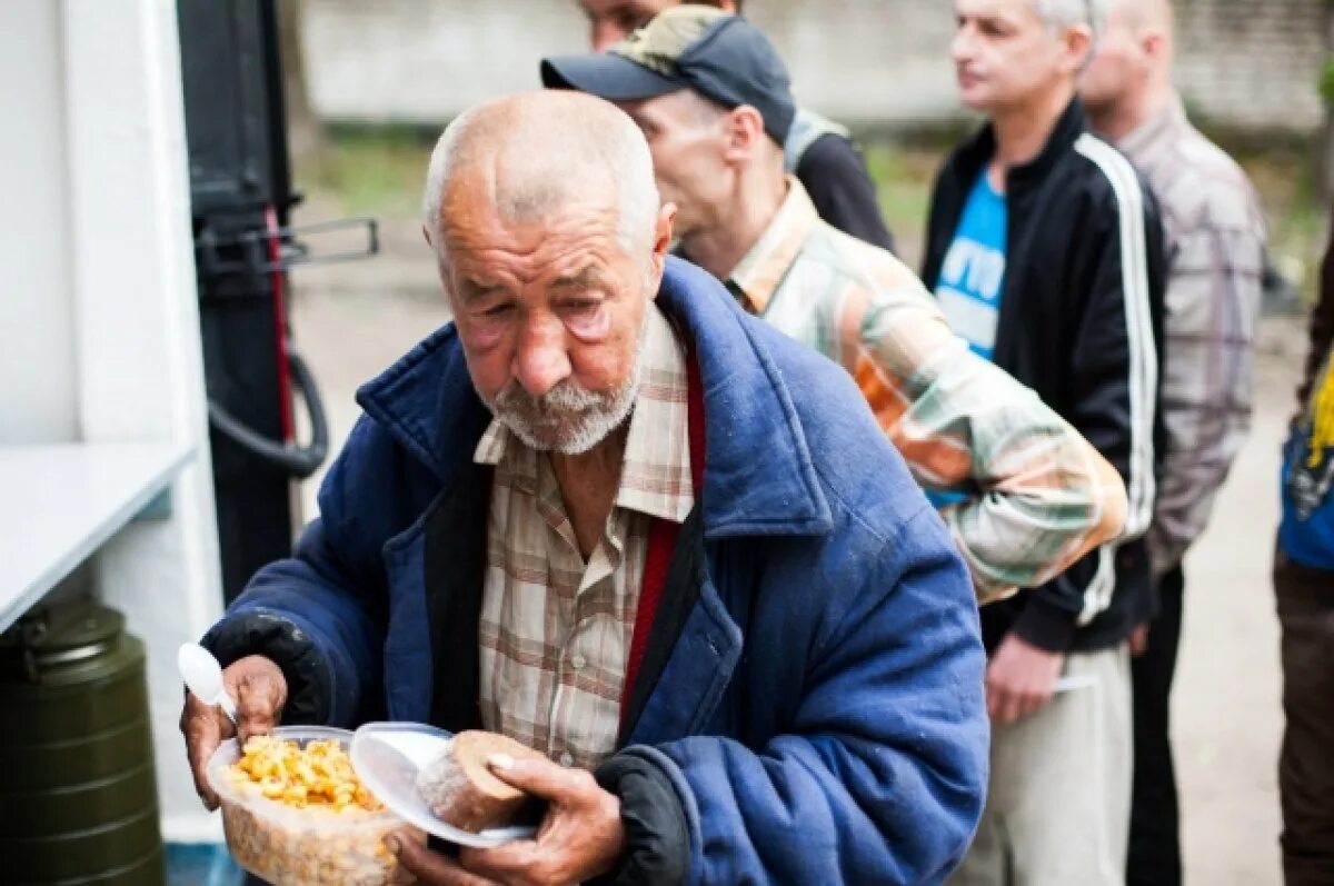 В пользу бедных. Еда для бездомных. Обеды для бездомных. Питание бездомных. Нуждающиеся люди.