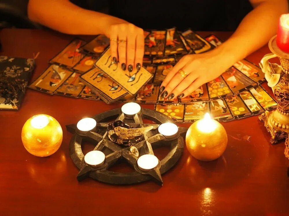 Приворот по фото. Гадалка фон. Фото гадания на отношения. Карты таро гадалка. Карточная магия.