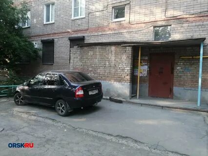 Машины возле подъезда