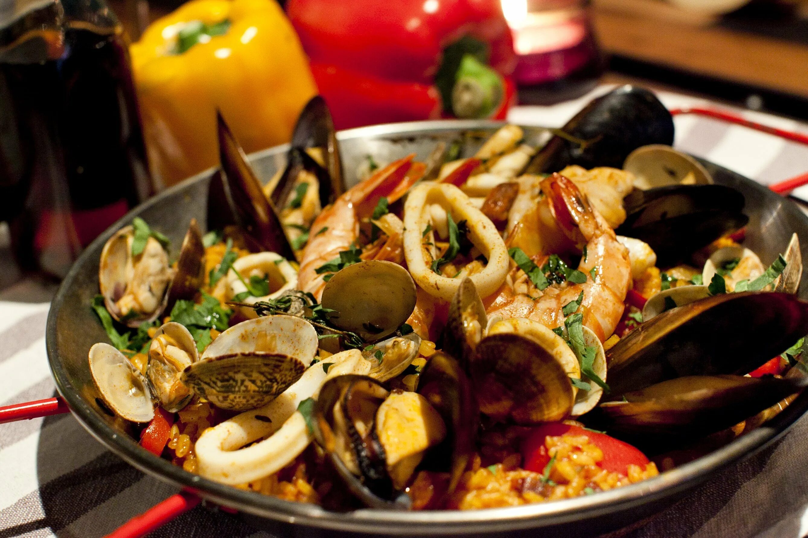 Pa paella ресторан. Паэлья эстетика. Испанская кухня тапас. Паэлья по валенсийски. Испания блюда.