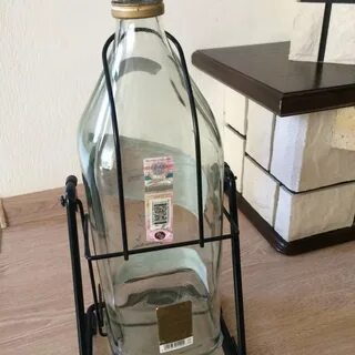 Бутылка на качелях