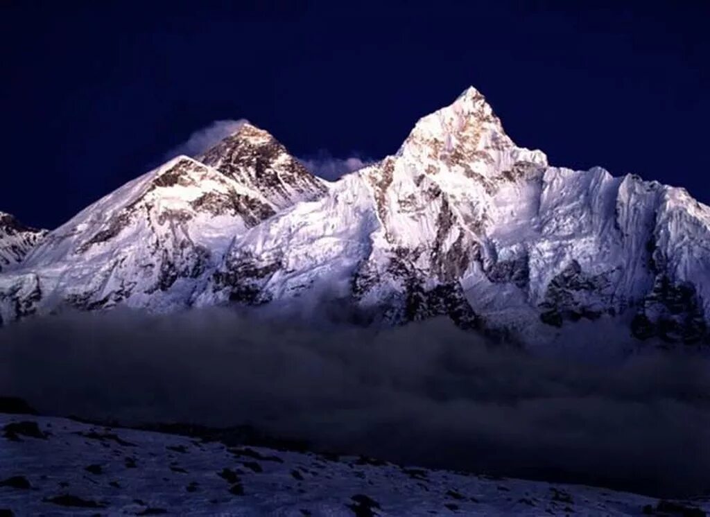 The biggest mountain in the world. Эверест Джомолунгма. Горная вершина Джомолунгма (Эверест). Высота Гималаев и Эвереста. Высочайшая вершина мира Джомолунгма в Гималаях (8848 м)..