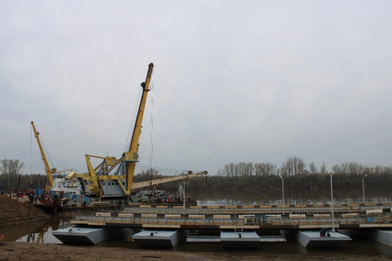 Наплавной мост кирово-чепецк. Река белая бирский мост. Понтонный мост бирск. Понтонный мост в башкирии. Мост через бирск.