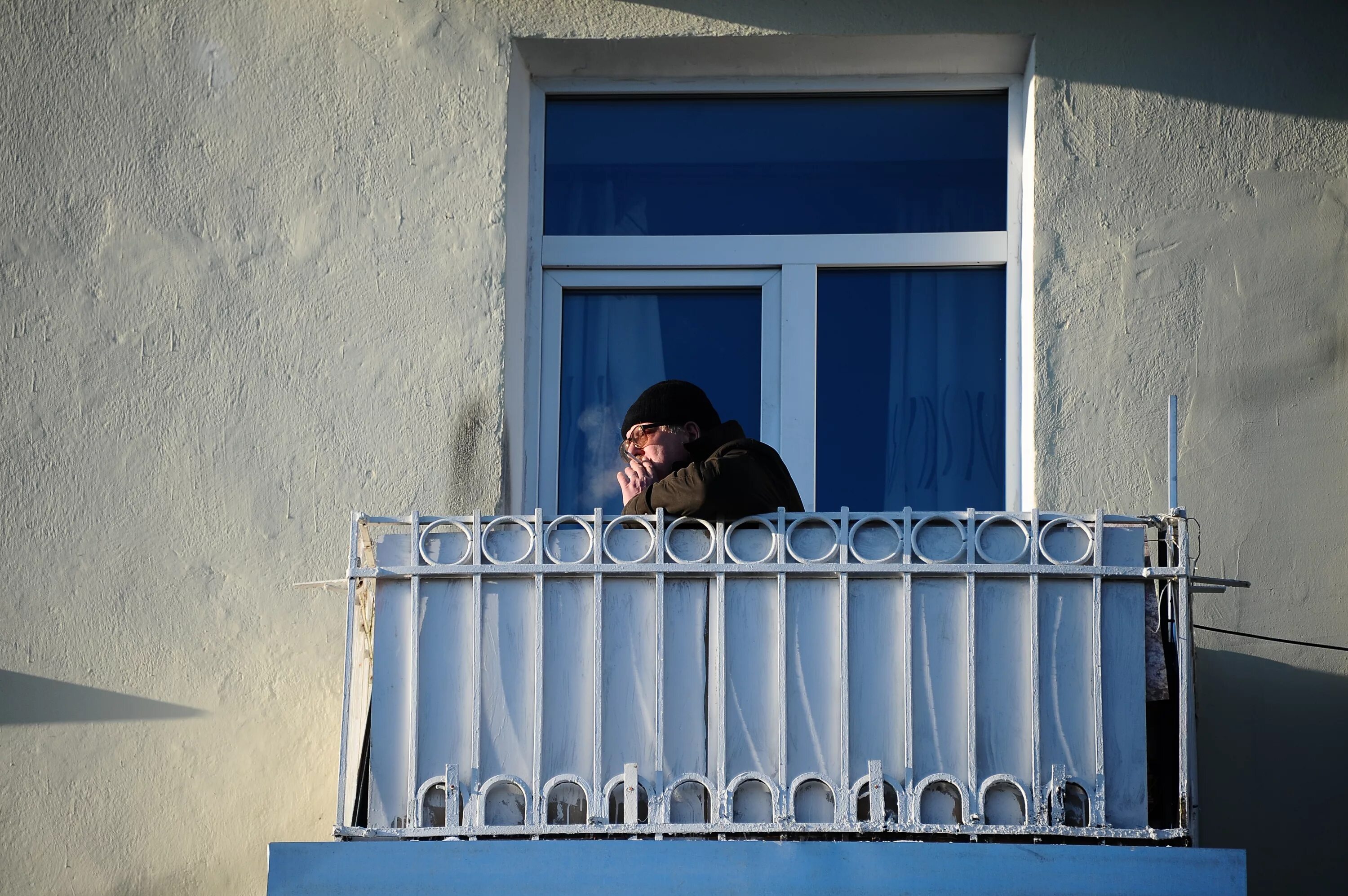 Курит на балконе. Человек на балконе. Балкон курильщика. Курение на балконе. Курит на балконе что делать