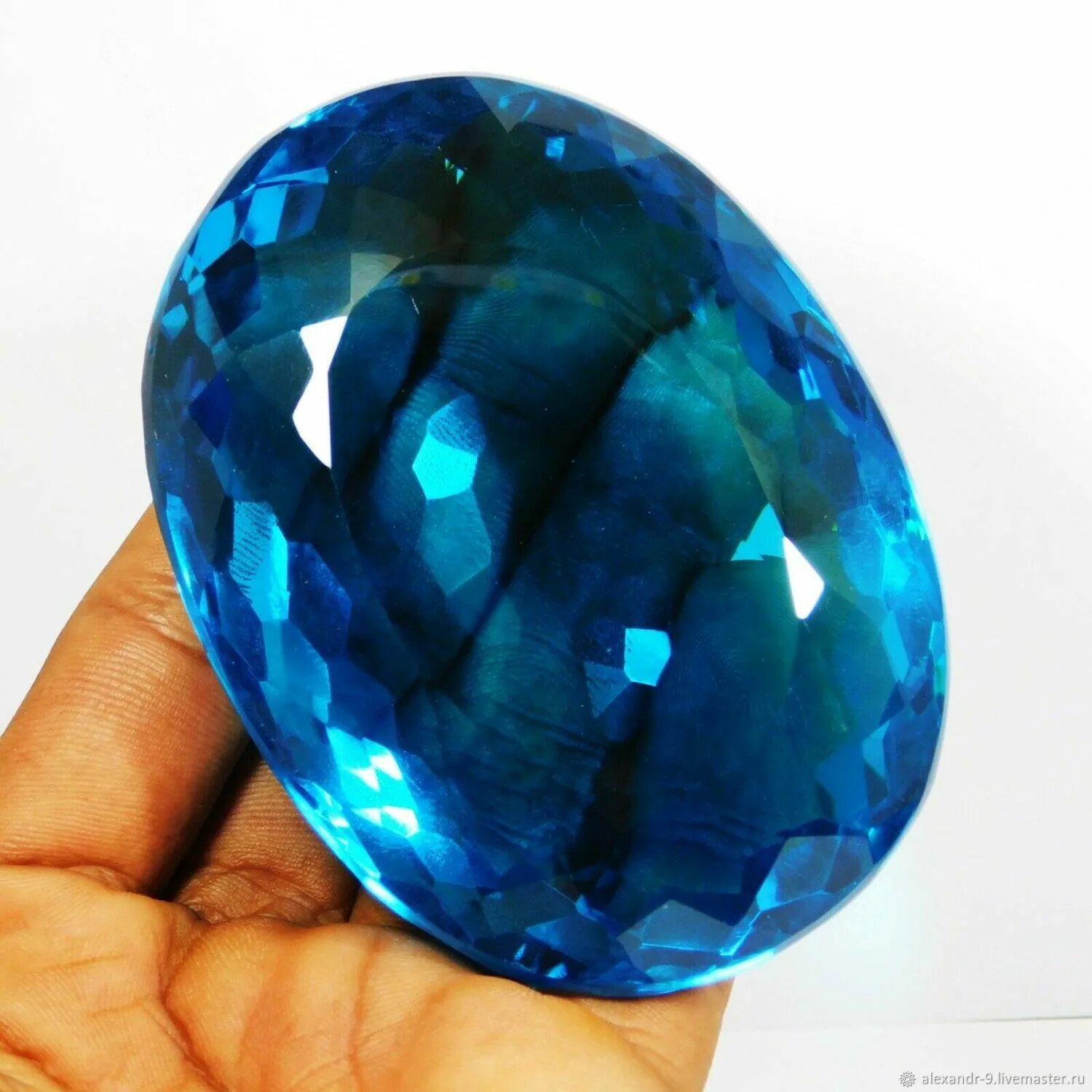 Аквамарин поделочный камень. Голубой Аквамарин камень. Аквамарин цвет камня. Сине-зеленый Аквамарин. Сколько стоит аквамарин