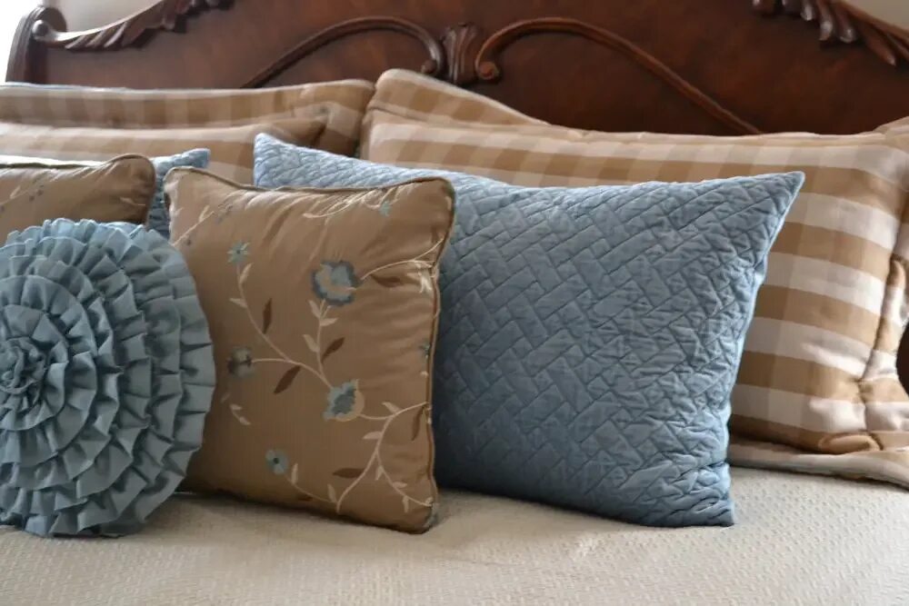 Диванная подушка в управление. Красивые декоративные подушки. Необычные диванные подушки. Подушки диванные декоративные. Подушки декоративные на диван.