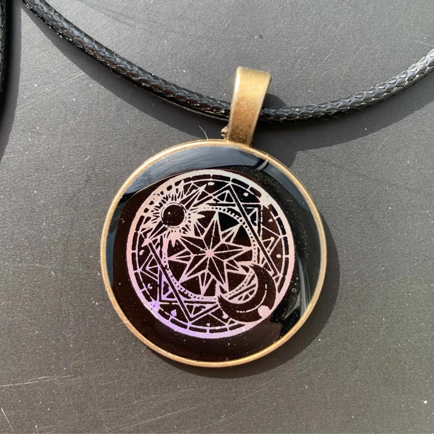 Медальон синдиката. Бижутерия сердце винтаж. Медальоны синдиката. Интерьерный медальон. Warframe синдикаты.