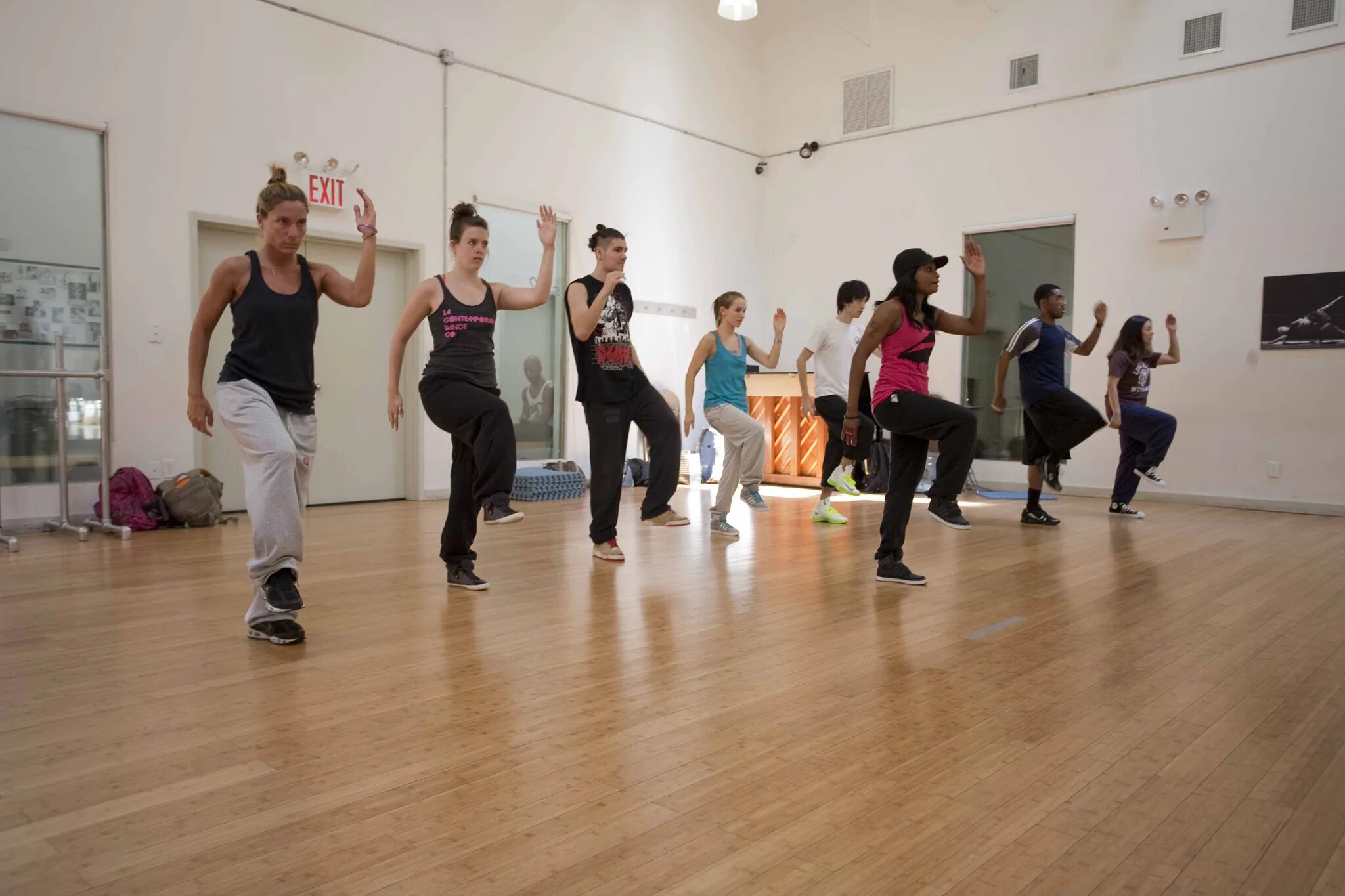 Танцевальный класс. Хобби класс танцы. Dance class школа танцев. Студия танцев в Испании. Танец для мам в школе