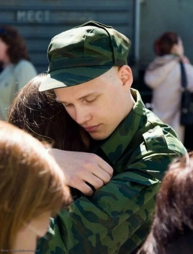 Призывник проводы. Парни в армии. Девушка провожает парня в армию. Девушка солдат. Парень и девушка армия.