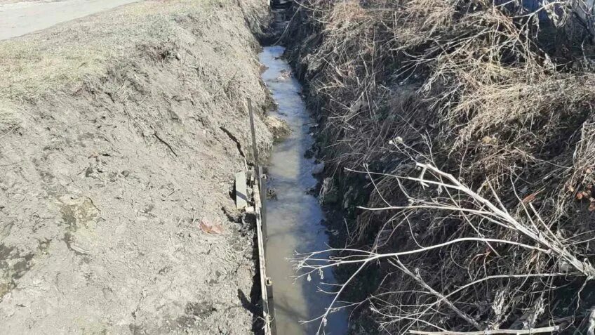 Почему поднимается уровень воды. Размыв на газопроводе. Канава зимой. Паводки весной Ульяновск. Канава с водой.