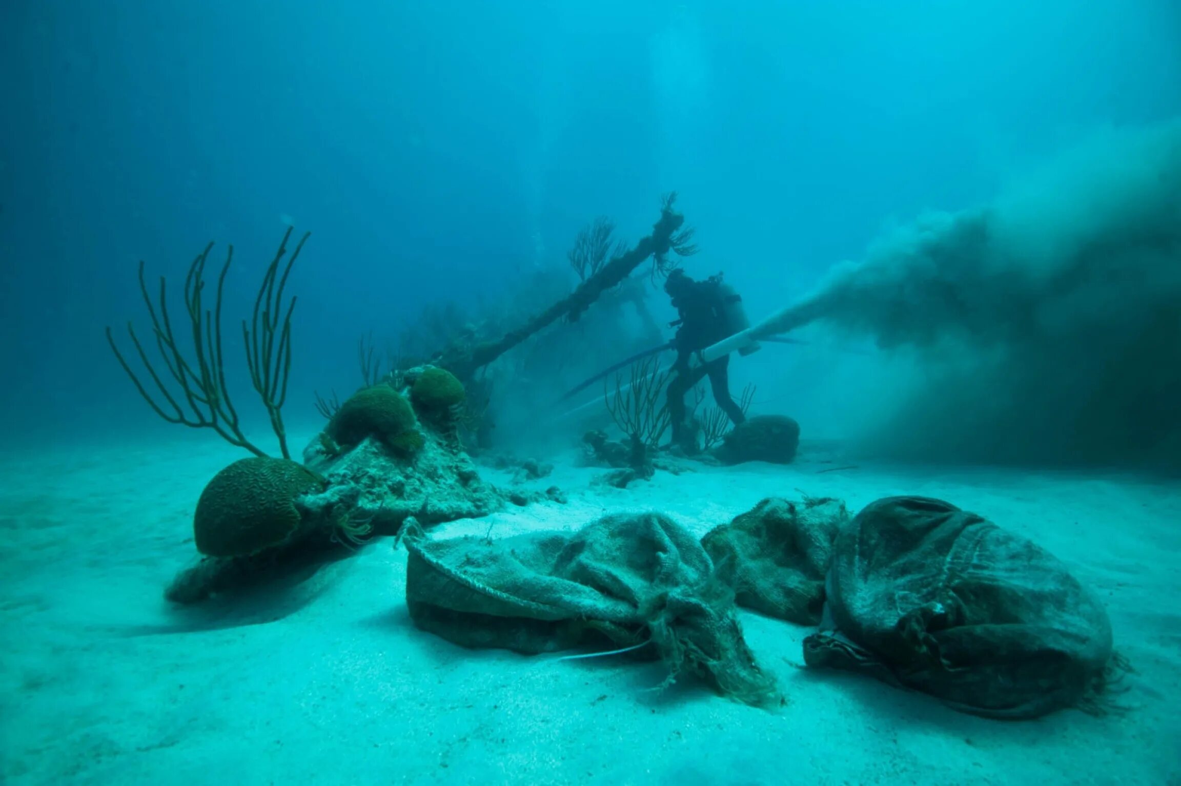 Затонувшие корабли на дне моря. Корабли под водой. Затонувшие корабли. Подводный мир с затонувшим кораблем. Корабль на дне моря.