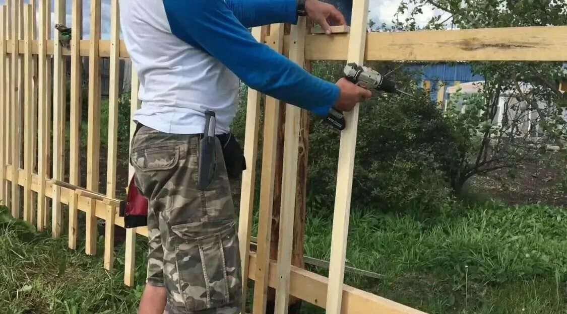 Fence Installation Изображения: просматривайте стоковые фотографии, векторные из