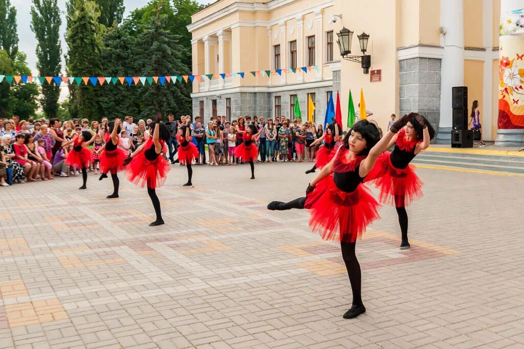 Краснодарский край г тихорецкая. Тихорецк Краснодарский край. Город Тихорецк Краснодарский. Площадь Тихорецка. Тихорецк Центральная городская площадь.