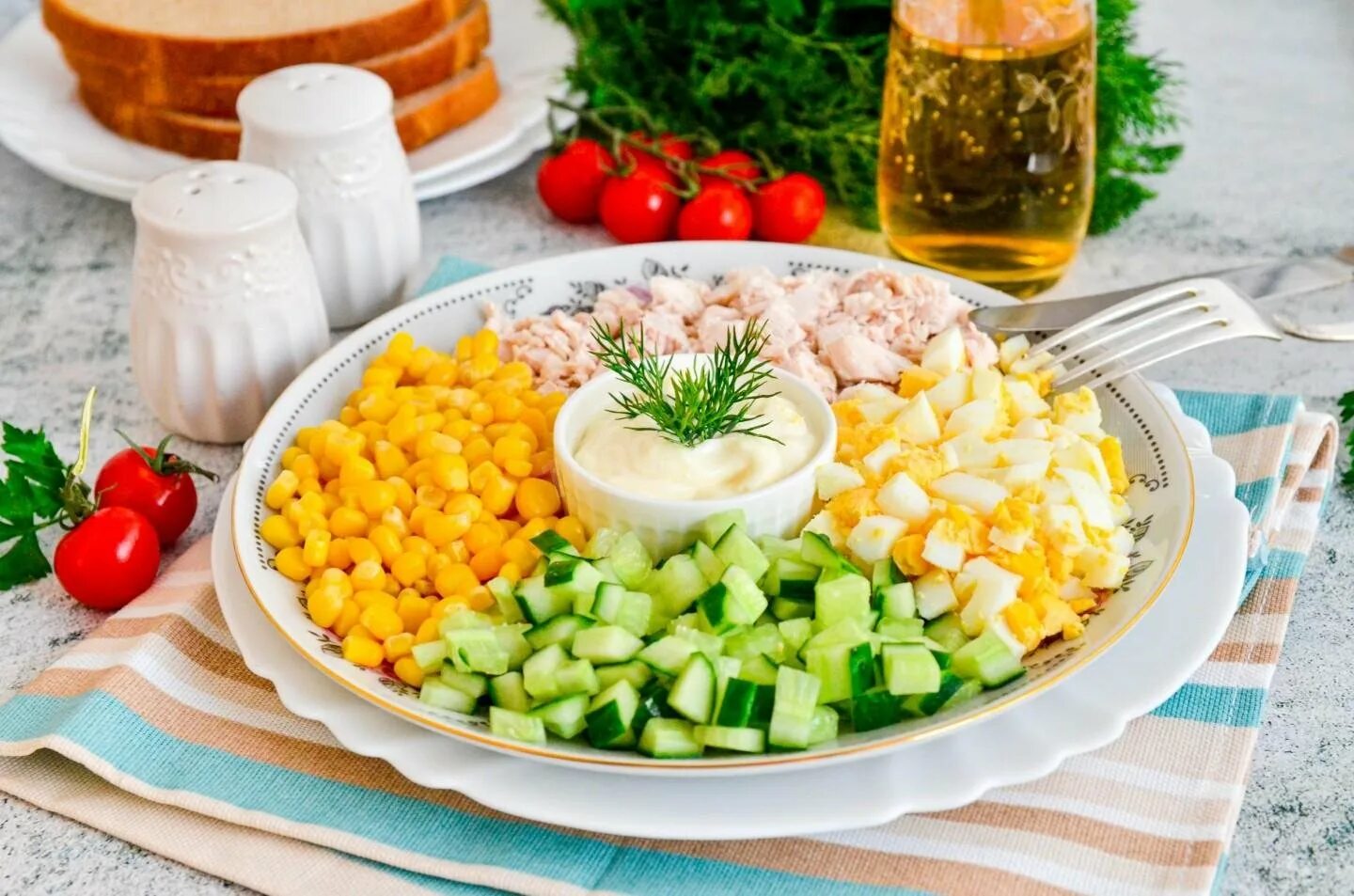 Салат из куриной грудки и кукурузы. Салат с куриной грудкой и кукурузой. салат огурец яйцо кукуруза. салат кукуруза огурец грудка. салат с курицей и кукурузой и яйцом.