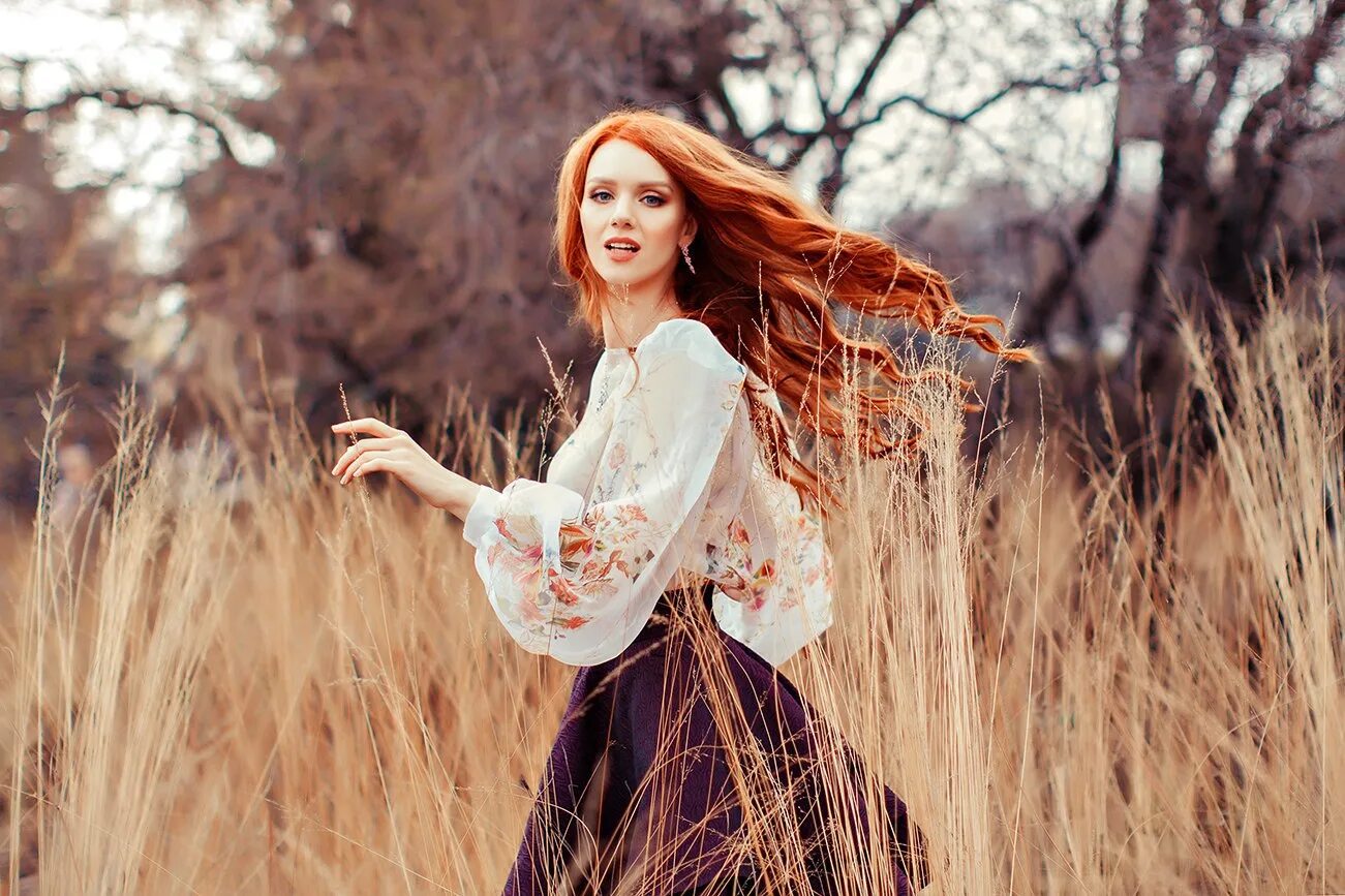 Redhead photos. Длинные рыжие волосы. Рыжая девушка в платье. Рыжие девушки на природе. Девушка с рыжими волосами в платье.