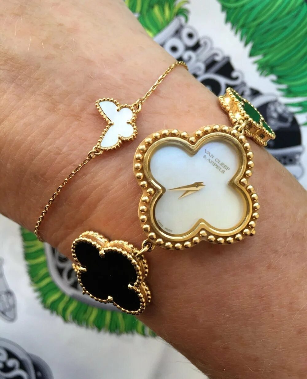 Ван клиф альгамбра с малахитом. Серьги четырехлистник ван клиф. Серьги клевер четырехлистный van cleef. Украшение клевер ван клиф. Клевер ванклевер.