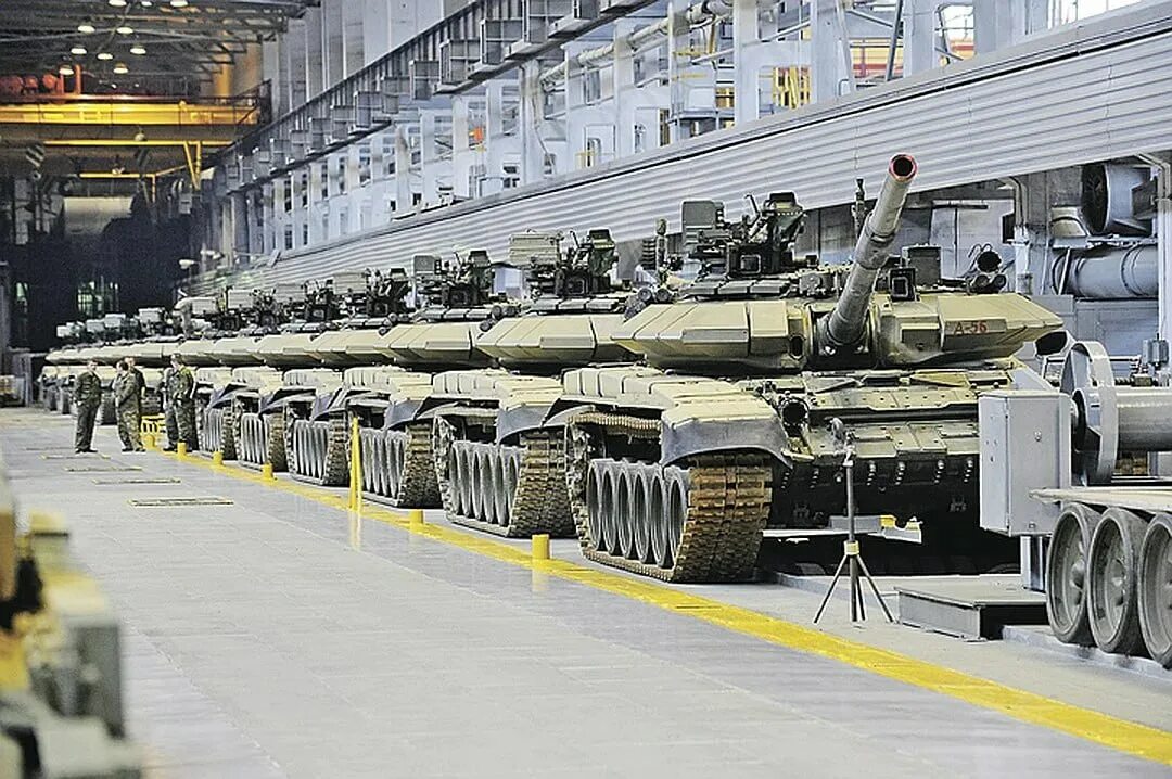 Уралвагонзавод нижний тагил танки. Уралвагонзавод танковый конвейер. Урал вагоностроительный завод танки. Конвейер танков. Танкоград крупнейший танковый завод.