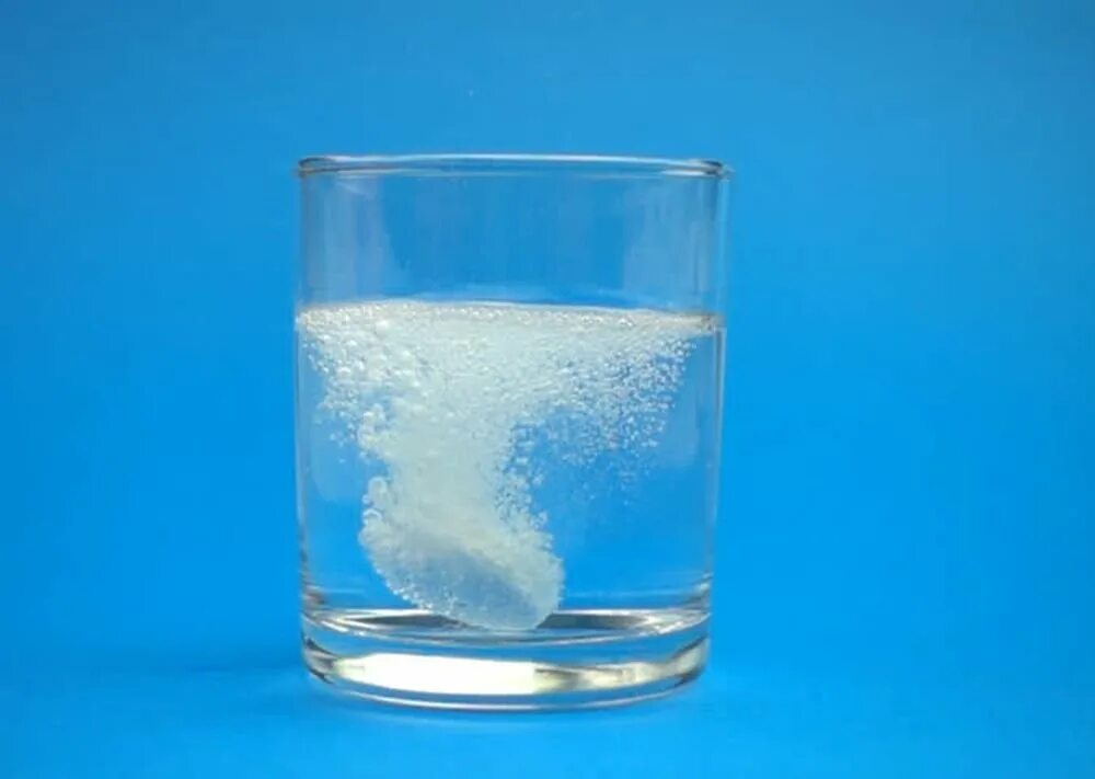Растворение воздуха в воде. Стакан воды. растворение в воде. вода растворитель. шипучка в воде.