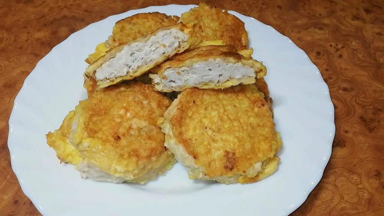 Котлеты в кляре на сковороде. Коржи с фаршем в кляре. Сковорода для вафельных коржей. Вафельные коржи бризольки. Мясо в вафельных коржах.