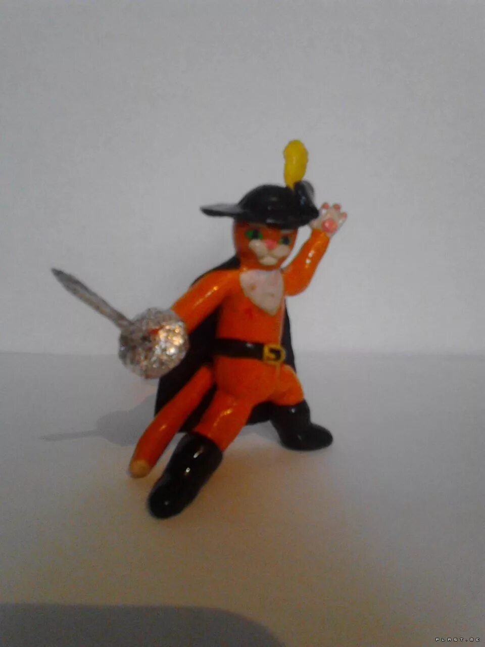 поделка сказочный герой. лепка кот в сапогах. кот в сапогах из пластилина. кот в сапогах лепка из пластилина. лепка кот в сапогах.