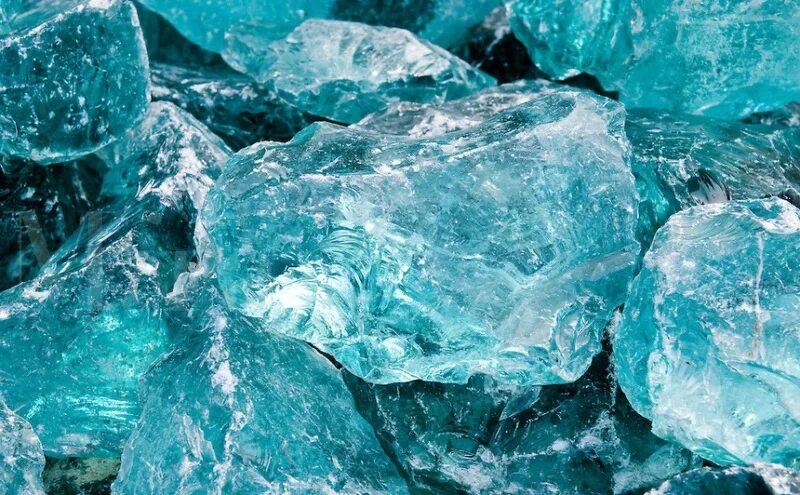 Минерал зелено голубого цвета. Голубой Аквамарин. Аквамарин минерал. Аквамарин цвет камня. Аквамарин камень в природе.