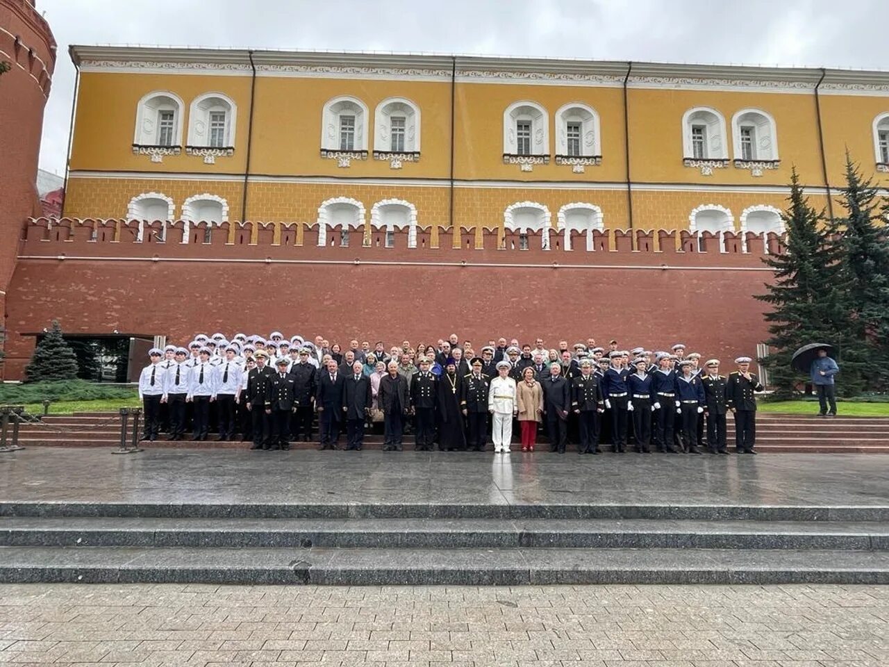 Какому событию посвящен памятник кремлевским курсантам. Кремлевские курсанты. Стены Кремля. Кремлевские курсанты девушки. Вечный огонь у кремлевской стены цветы.