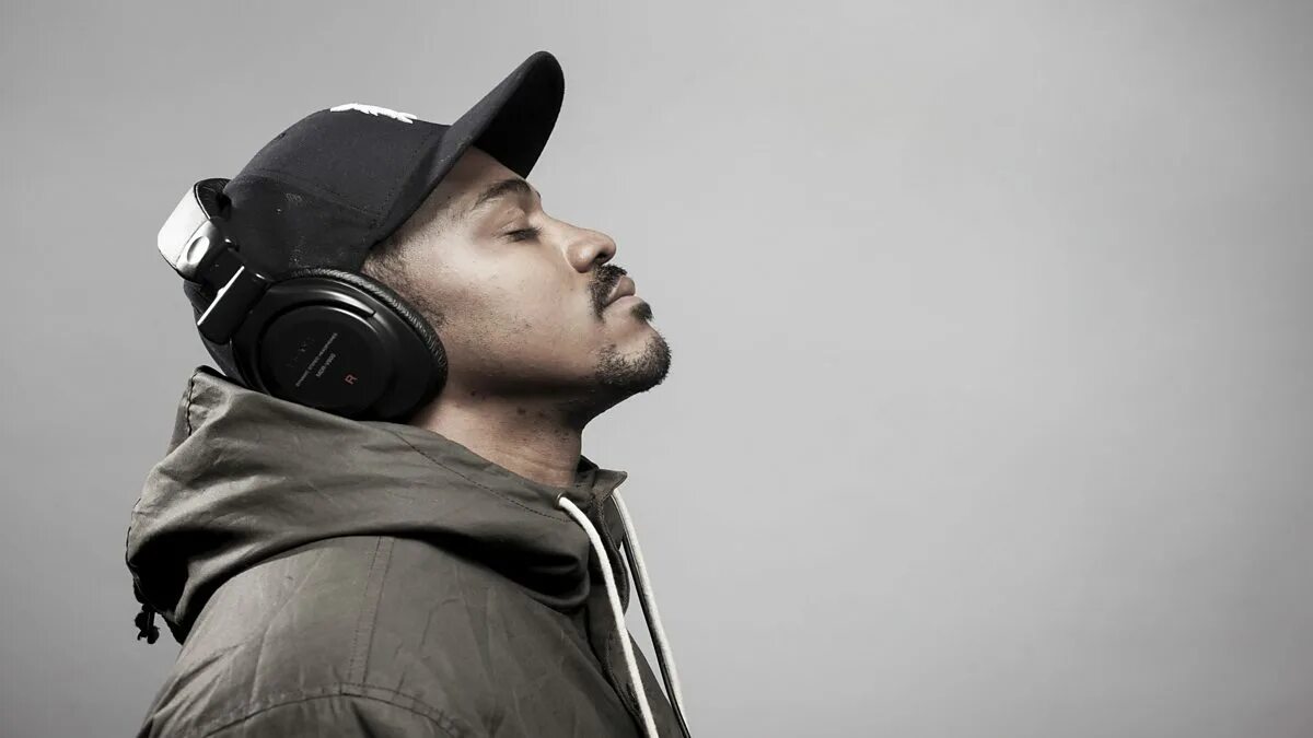 Black guy Music. Korean guy Listening Music. Black Listening to Music. Music man Black.