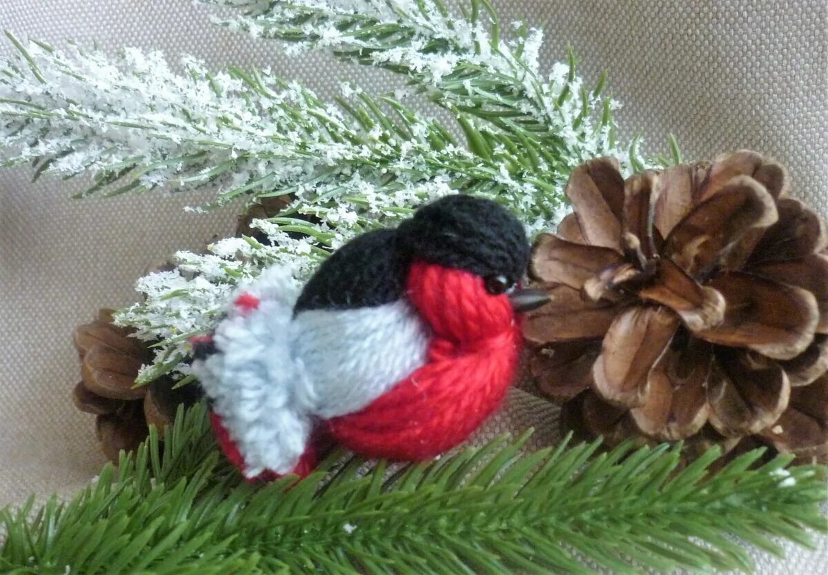 снегирь из ниток. поделки из ниток своими руками. птичка из пряжи. как сделать снегиря из пряжи. снегирь из пряжи.