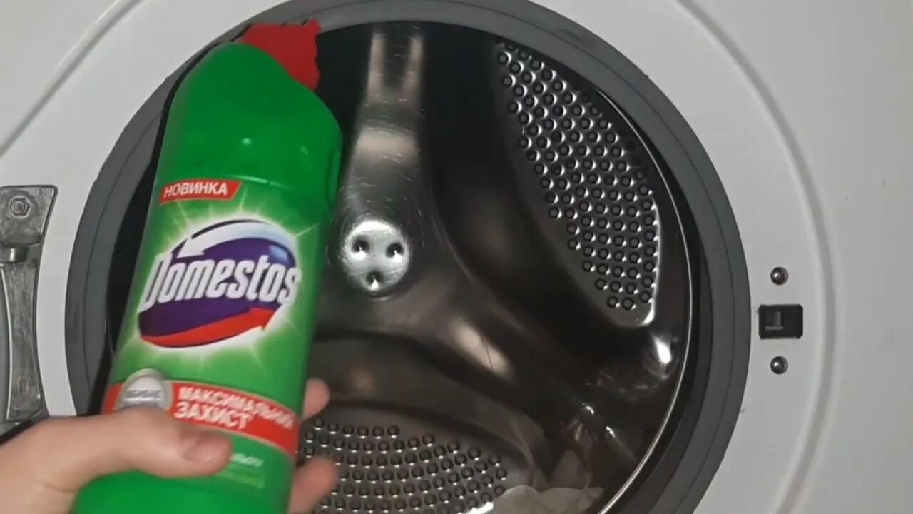 Чем почистить стиральную машину автомат от запаха. Доместос в стиральную машину для чистки. Доместос для стиральной машины от запаха. Хлорка Domestos. Капсулы для чистки стиральных машин.