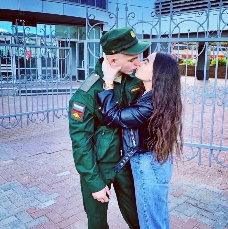 Девушка и парень в форме