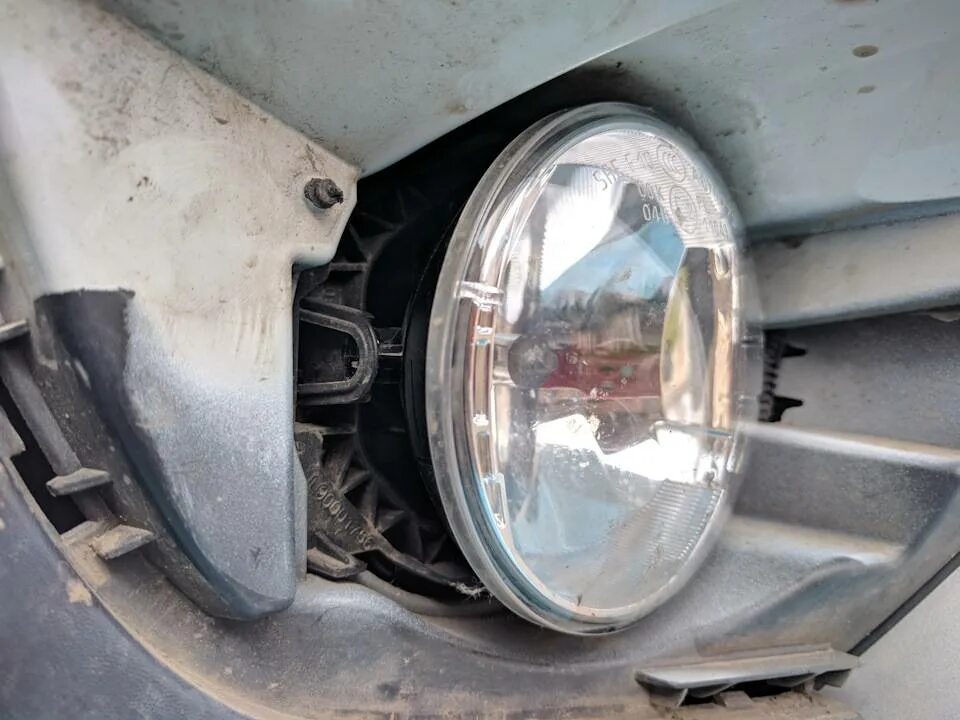 Как поменять лампочку на противотуманной фаре. Лампа противотуманная renault duster. лампочки птф дастер. лампа противотуманной фары stralis. renault duster hsres4 кронштейн фары противотуманной.