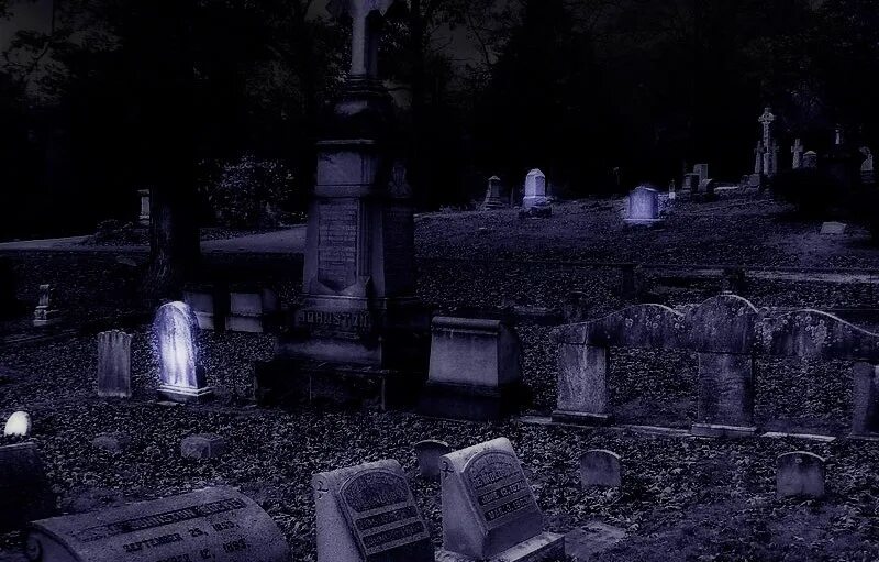 свечение фосфора на кладбище. могилы светятся. свечение на кладбище. могилы светятся фосфором. могила ночью.