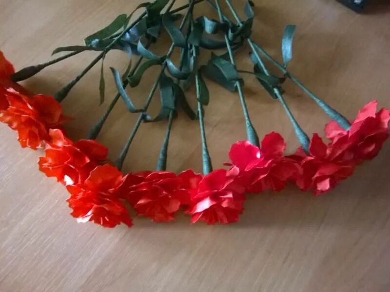 Гвоздика из атласных. Гвоздики из атласных лент. гвоздика из атласной ленты. гвоздика мастер класс из ленточек. гвоздика из атласной ленты своими руками.
