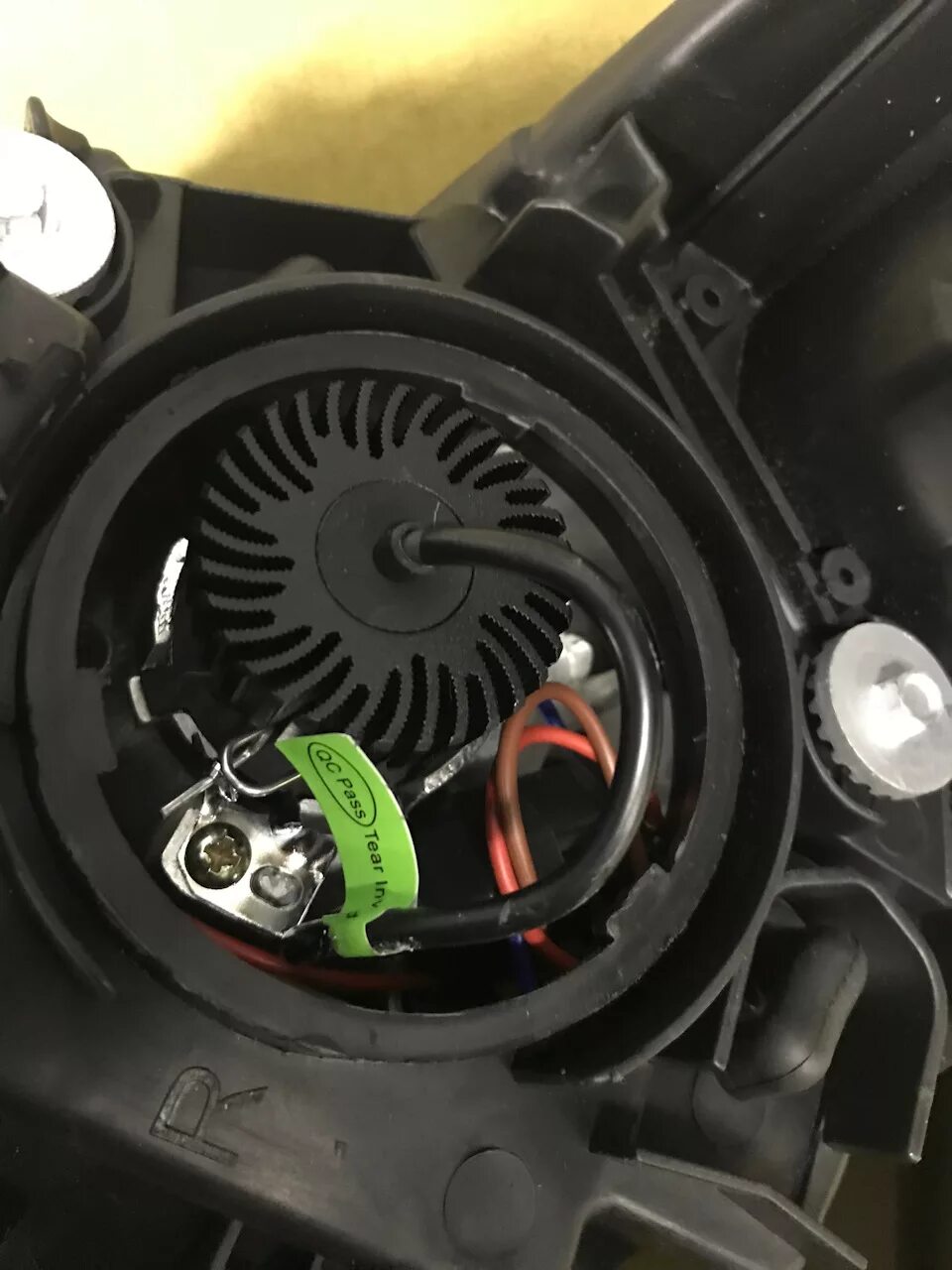 Лампочка заднего хода тойота королла е150. Установка ламп в солярис. Установка ламп в солярис. Лампа ближнего света хендай солярис 2013. Hyundai i40 лампа подсветки поворота.